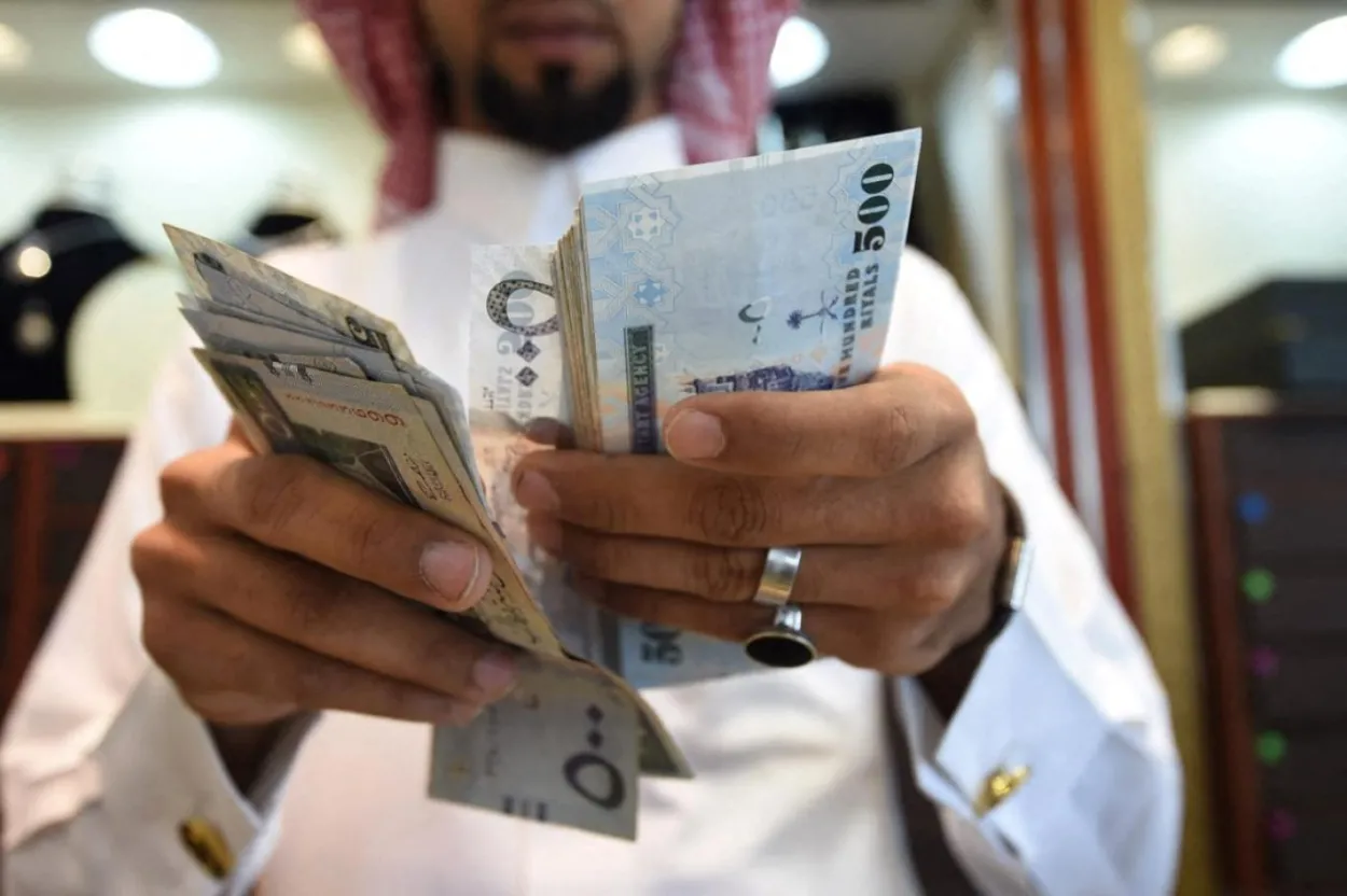 تقلبات عنيفة في سعر الريال السعودي مقابل الدولار واليورو والجنيه المصري يسجل مستويات قياسية