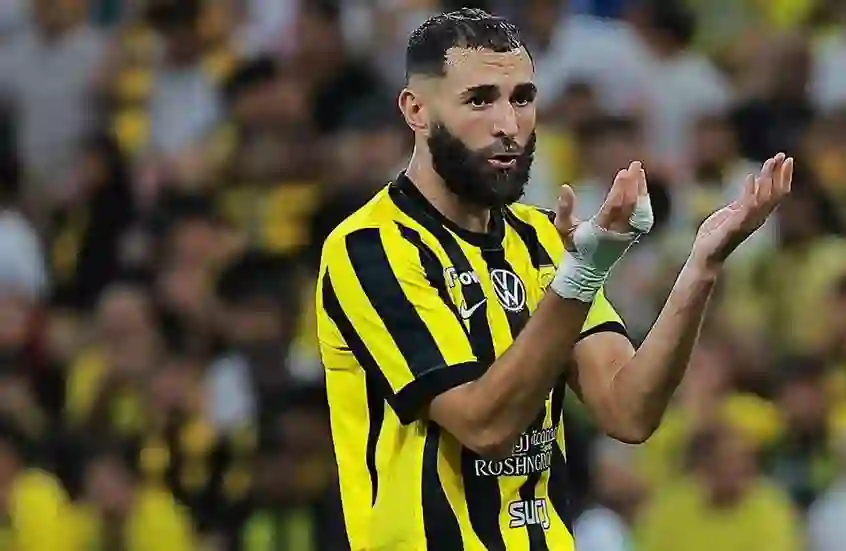 بنزيما يفاجئ زملائه في الاتحاد بهذا الطلب بعد الخسارة من النصر